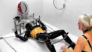 Domina benutzt Rubber-TV-Hure 1